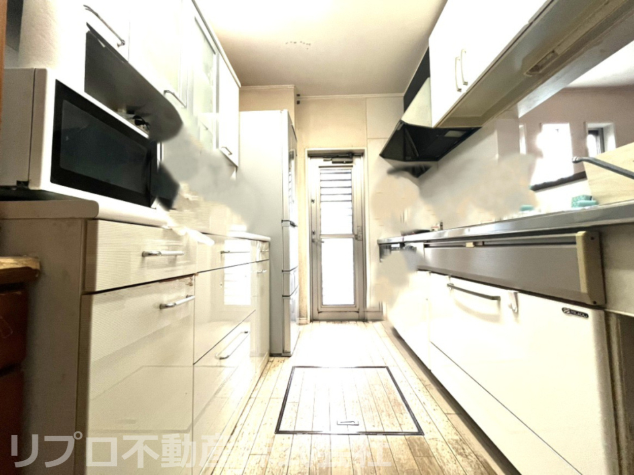 柏市南増尾３丁目戸建のキッチン|便利な勝手口のあるキッチンです！　※CG加工により残置物を撤去したイメージ画像です。　　