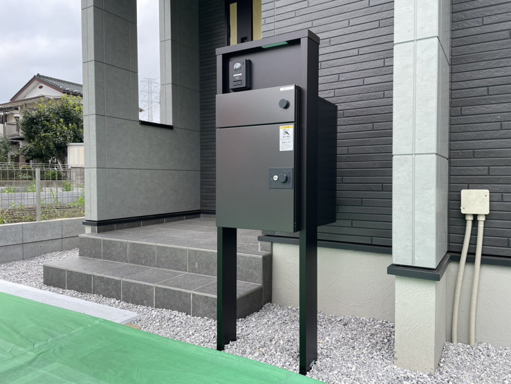【宅配ボックス搭載門柱】
宅配便を無人で受け取れる宅配ボックスを搭載した門柱。受取の捺印を代行してくれるので、時間指定や再配達といった手間を気にせずお荷物を受け取れます。
