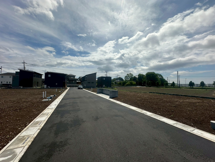 北本市本町4丁目8区画　1号棟　物件前道路写真（東向き）