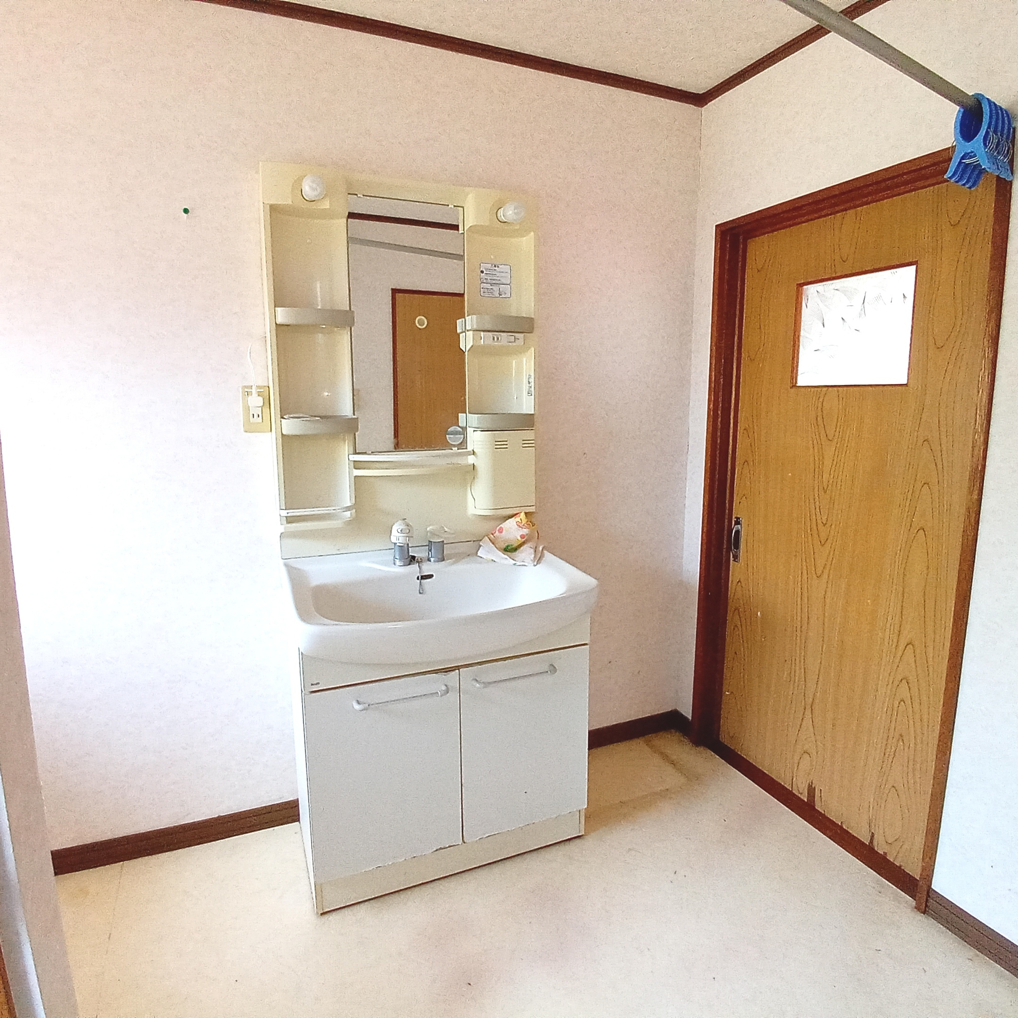 登別市片倉町4丁目21-1　中古住宅の独立洗面台
