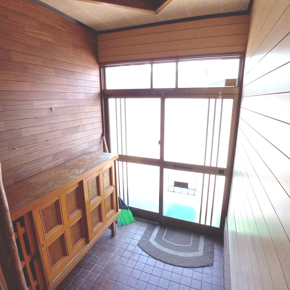 登別市片倉町4丁目21-1　中古住宅の玄関