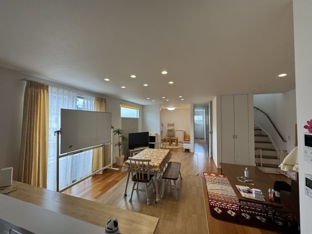 -三丁目不動産-　本庄市柏1丁目　注文住宅　オール電化の居間・リビング