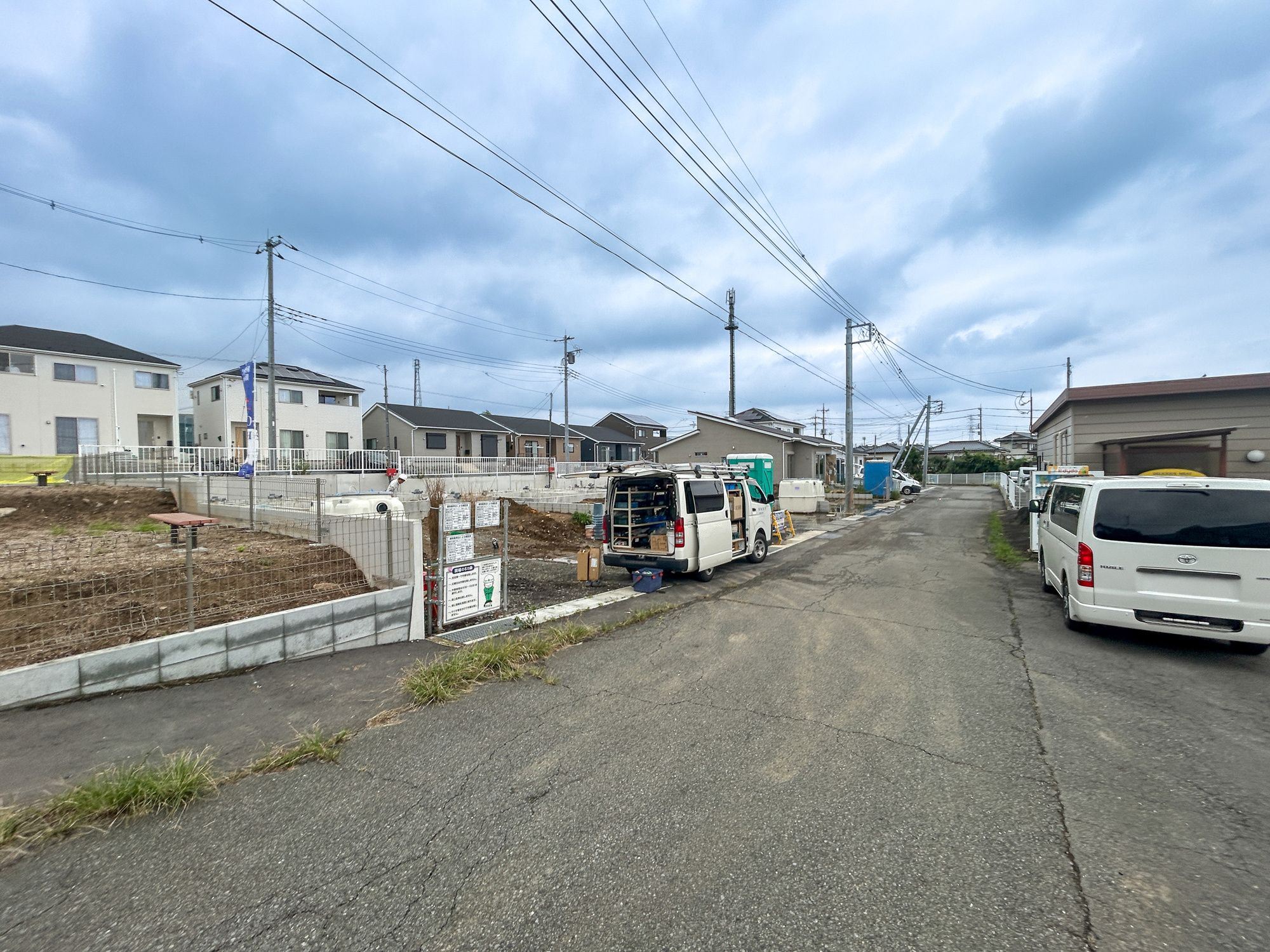 高崎市箕郷町上芝第9　新築住宅全3棟の前面道路含む現地写真|閑静な住宅地で子育て家族にピッタリ。毎日のお散歩も快適な緑に恵まれたエリアで、自然に包まれた穏やかな暮らしを実現するための、ゆとりある住環境が整っています。

