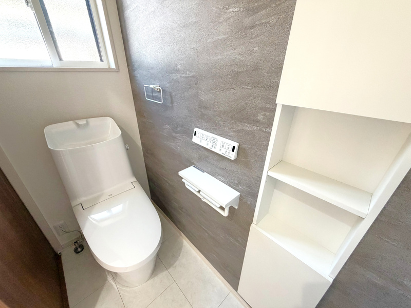 【館林市緑町全1区画　2階トイレ】
清潔感のある白系色で統一されているトイレです。手洗い、濡れた手を拭くタオルハンガー、2巻セット可能ペーパーホルダー、ペーパー置き場まですべて揃っています