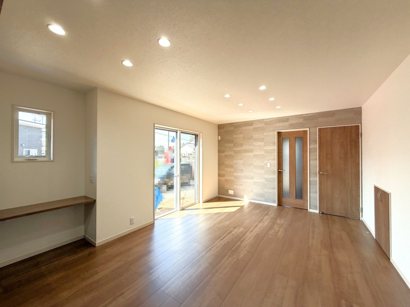 【館林市緑町全1区画　リビング】
16.2帖のLDKには南側の掃き出し窓から明るい陽が入りご家族の団らんの場所にぴったりです。多目的にご使用できるスタディカウンターを設えました。