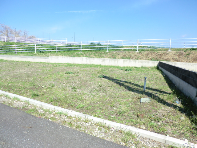 どの方角からも陽当たりが良い土地です。