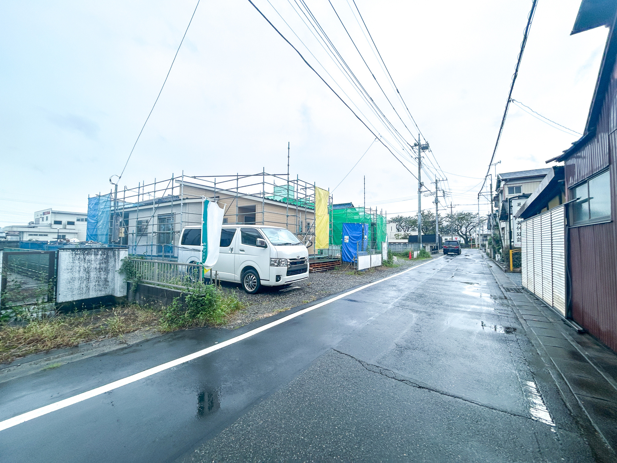 伊勢崎市上泉町第3期　新築住宅全2棟の前面道路含む現地写真|低層の一戸建てを中心とした街並みが整然と続き、周辺は高い建物が建っていないので、採光や開放性に恵まれ、空が広く緑の多い閑静な趣を感じる環境です。

