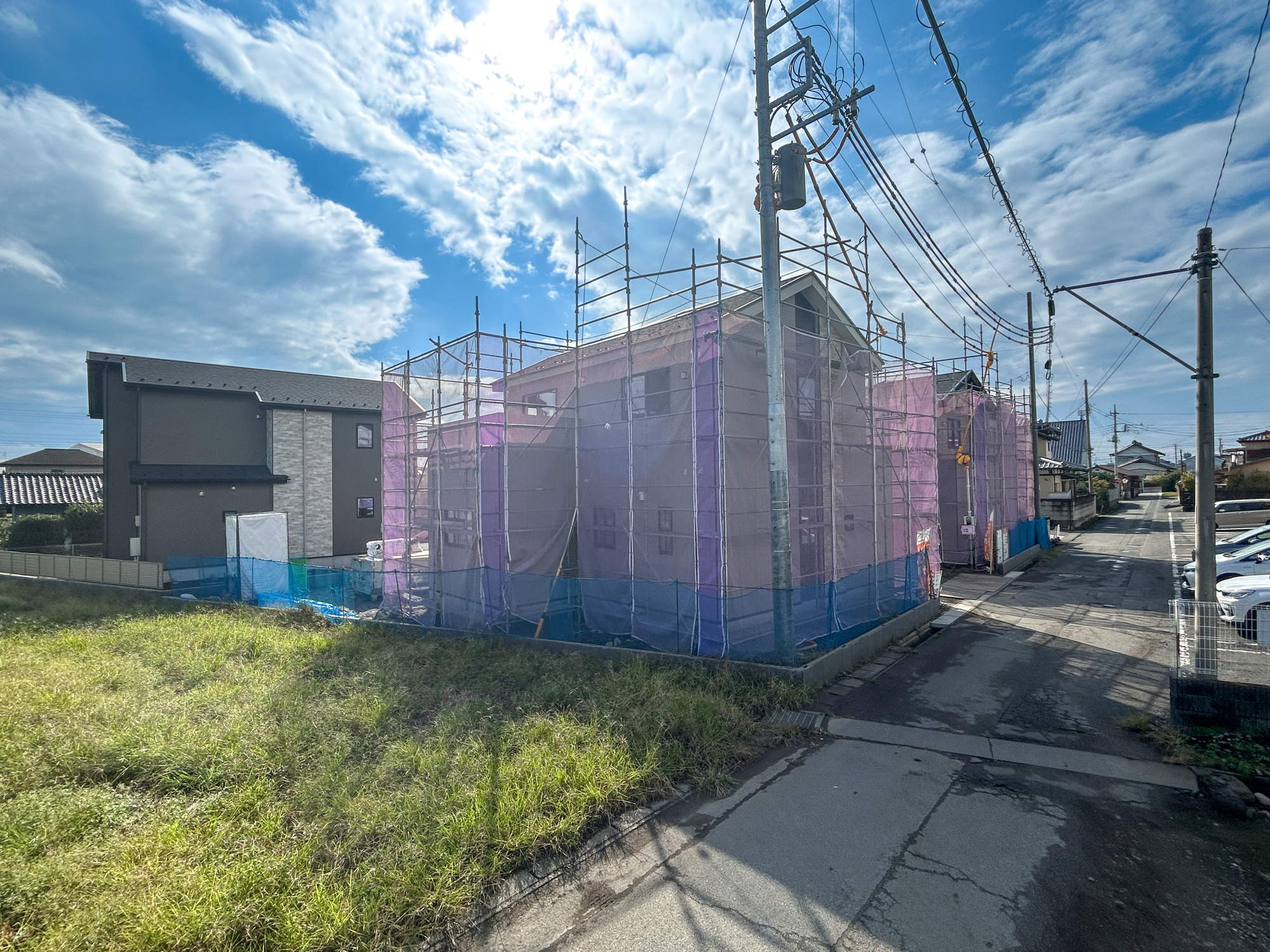 玉村町福島2期　新築住宅全4棟の前面道路含む現地写真|低層の一戸建てを中心とした街並みが整然と続き、周辺は高い建物が建っていないので、採光や開放性に恵まれ、空が広く緑の多い閑静な趣を感じる環境です。

