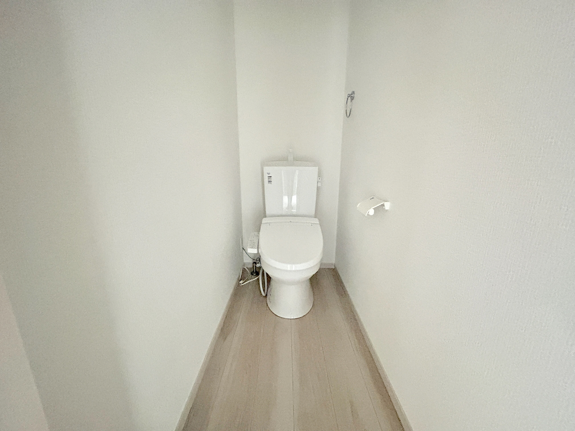 玉村町福島2期　新築住宅全4棟のトイレ|節水型でエコなトイレには、今では当たり前の洗浄付き。便座を温める機能もついていて、居心地良くてトイレから出られなくなるかも！
