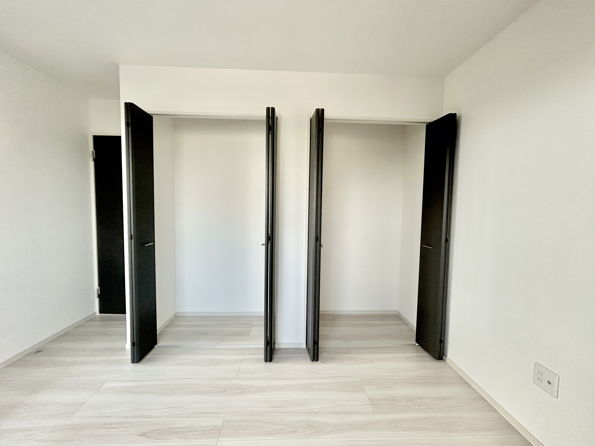 玉村町福島2期　新築住宅全4棟の収納|枕棚とハンガーパイプが標準装備の機能的なクローゼットは、大切なお洋服をきれいな状態で収納できます！
また、収納ボックスなどを配置して使えば、多様な使い方が出来、収納の幅が広がります！