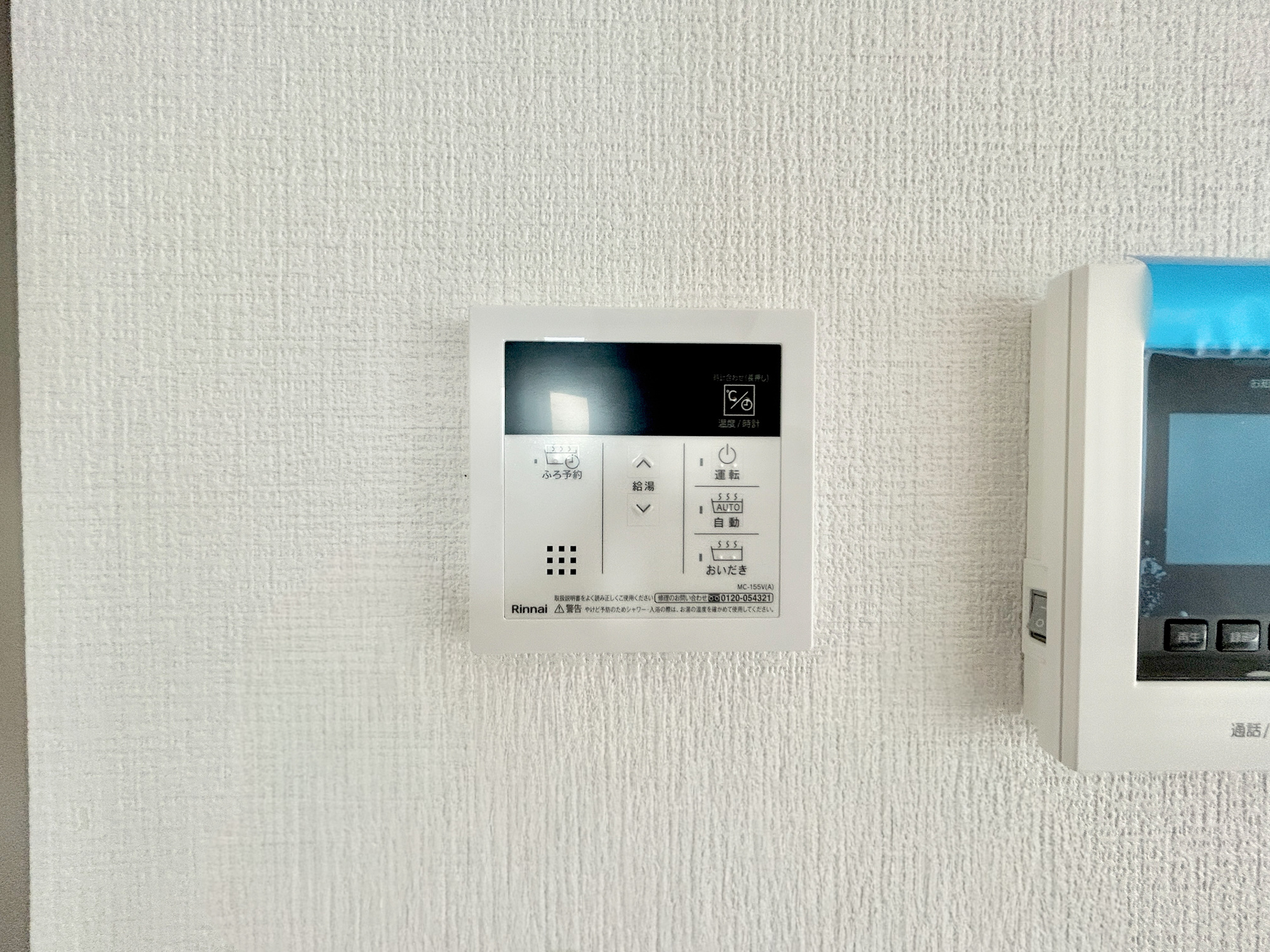 玉村町福島2期　新築住宅全4棟の発電・温水設備|キッチンについている給湯リモコン。ここからお風呂のお湯を入れられるので、忙しい夕飯時がちょっぴり楽になりますね♪