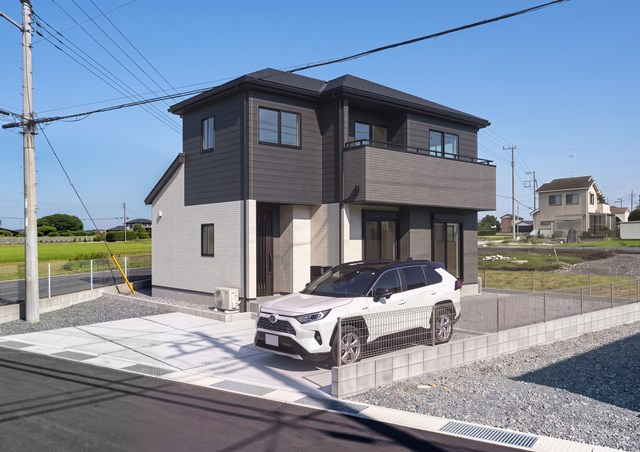 1号棟《完成イメージ》深みのあるディープブルーと清潔感のあるアイボリーを組み合わせたモダンなツートンカラーの外観です。落ち着きと洗練された佇まいを演出します。