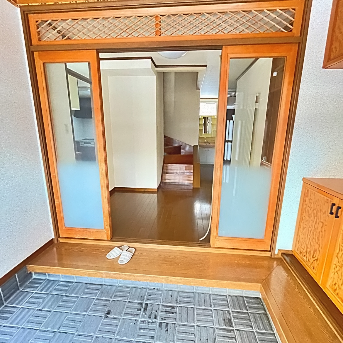 室蘭市陣屋町2丁目11-15　中古住宅の玄関