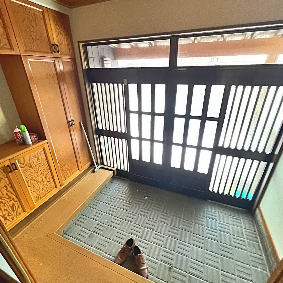室蘭市陣屋町2丁目11-15　中古住宅の玄関