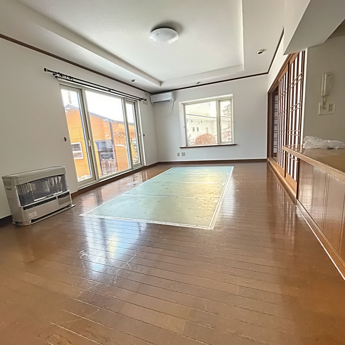 室蘭市陣屋町2丁目11-15　中古住宅の居間・リビング