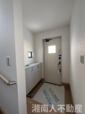 平塚市平塚３丁目　新築戸建の玄関|落ち着いた玄関です