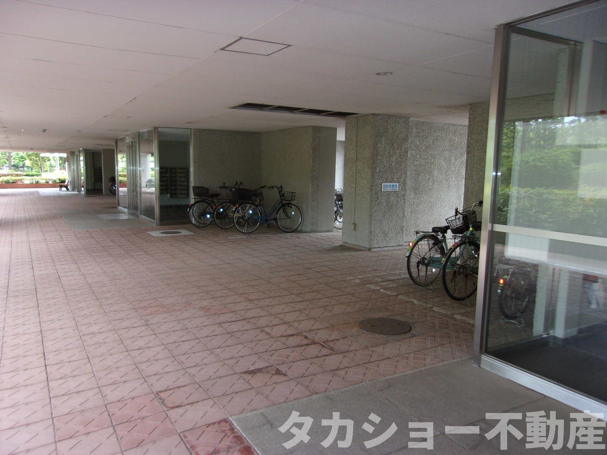 検見川ハウス　D棟のエントランス|建物の内部です