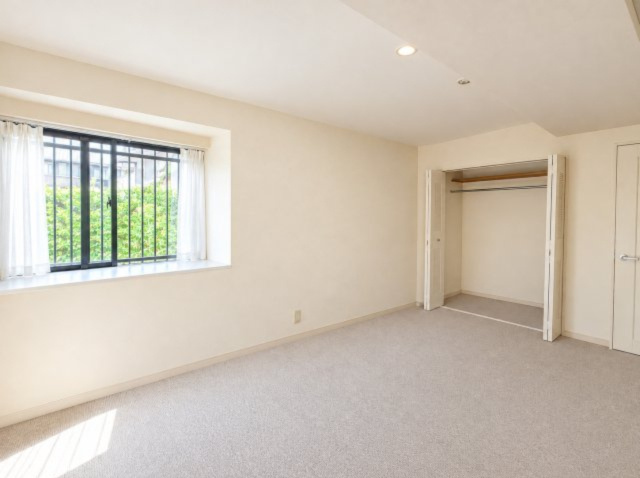 ライオンズマンション横浜南太田　メゾネットタイプ♪|角部屋に位置するクローゼット付き洋室。ゆとりある主寝室にぴったり！※掲載写真の一部はＣＧ加工しております。

