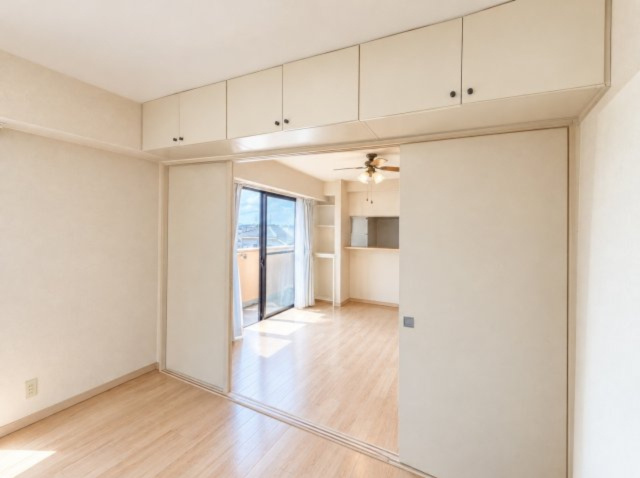 ライオンズマンション横浜南太田　メゾネットタイプ♪|ダイニングの隣だから、在宅ワーク中も家族とほどよい距離感の洋室！※掲載写真の一部はＣＧ加工しております。

