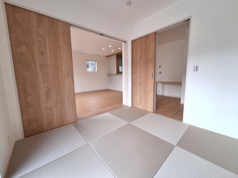 ゆとりあるLDKに4.5帖の和室が隣接した、開放感あふれる住空間。リビングと一体で広々と使えるほか、客間やくつろぎのスペースなど、多目的に活用できる便利な間取りです。