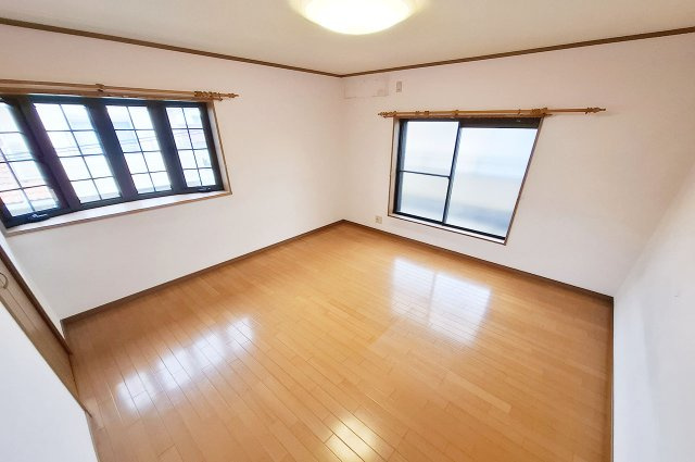 貝塚市窪田の洋室|洋室1：約8帖の広々としたお部屋です。バルコニーへの出入りが可能。南東向きで、日当り良好です。