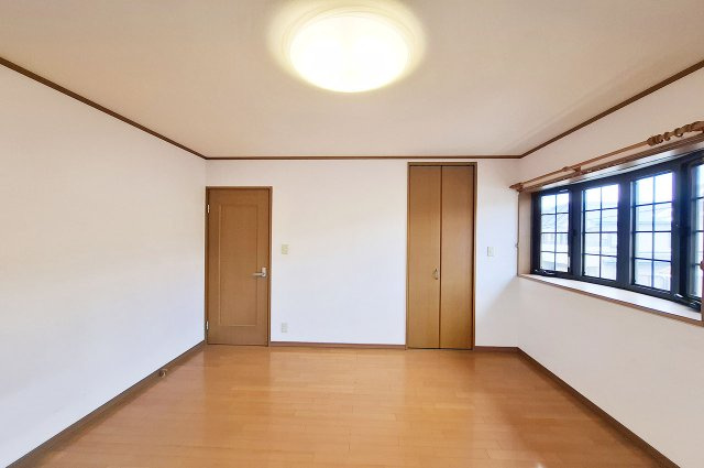 貝塚市窪田の寝室|洋室1：出窓が印象的なお部屋。出窓カウンターに小物やお花を飾って、自分らしい空間づくりを楽しめます。