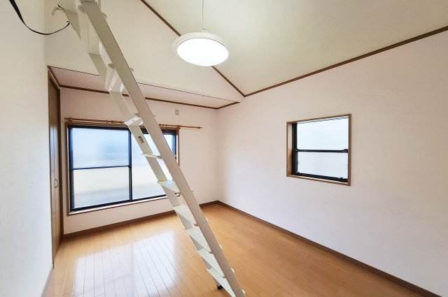 貝塚市窪田の洋室|洋室2：ロフトと南東向きバルコニーへの出入りが可能です。日当り良好で、気持ちよく過ごせます。