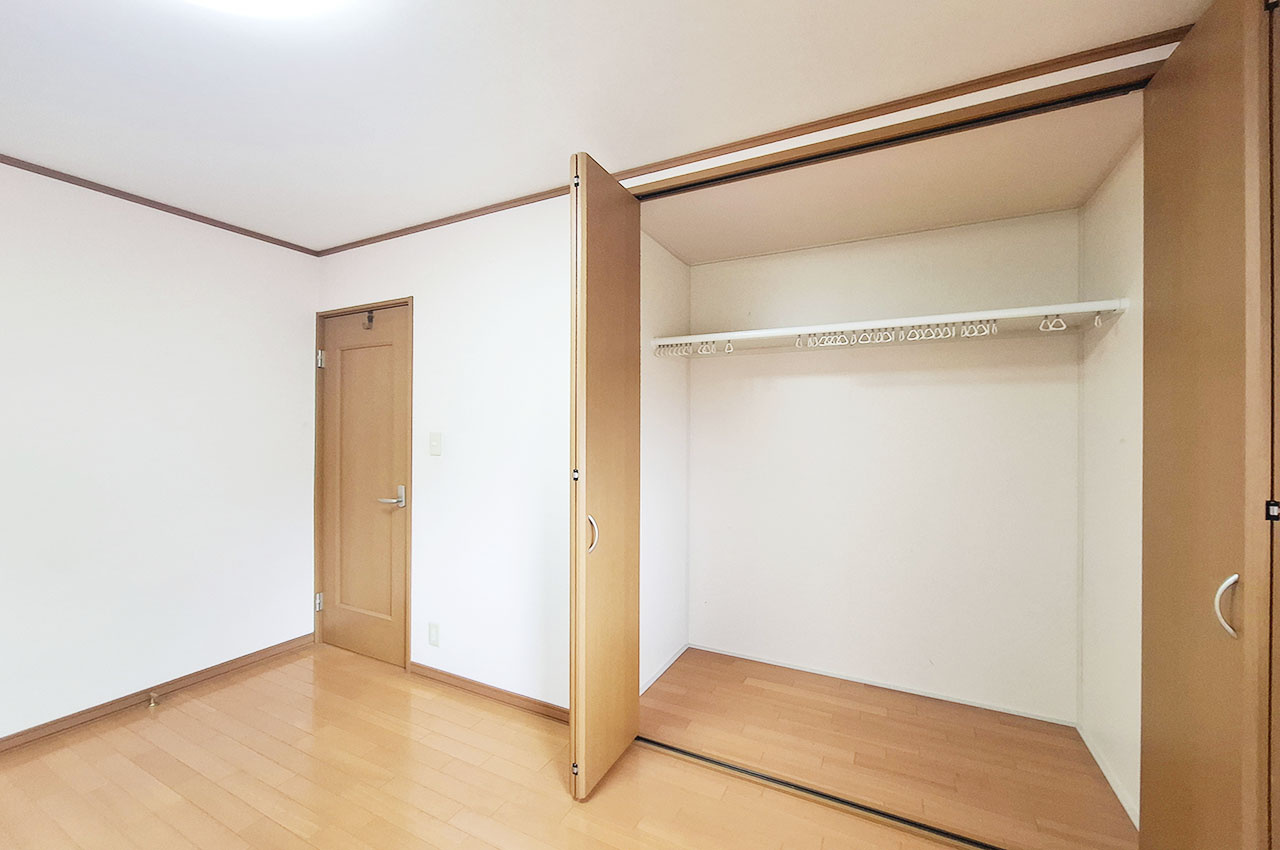 貝塚市窪田の収納|納戸クローゼット：洋服や小物などの収納に便利です。