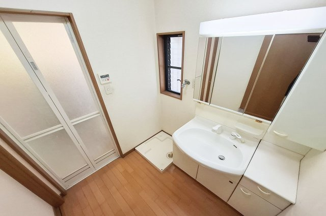 貝塚市窪田の独立洗面台|洗面脱衣室：現況の洗面室ですが、別途費用にて定額リフォームパックの相談も可能です。