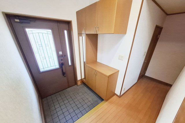 貝塚市窪田の玄関|玄関：下駄箱付き。靴をすっきり収納でき、玄関スペースを整えて保てます。
