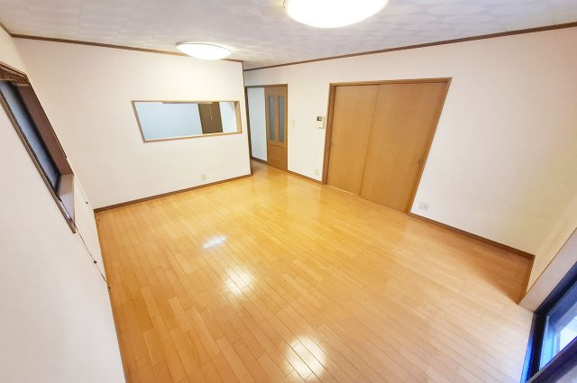 貝塚市窪田の居間・リビング|LDK（実際の室内画像）：約15帖のLDKは家族や友人との憩いの場に。