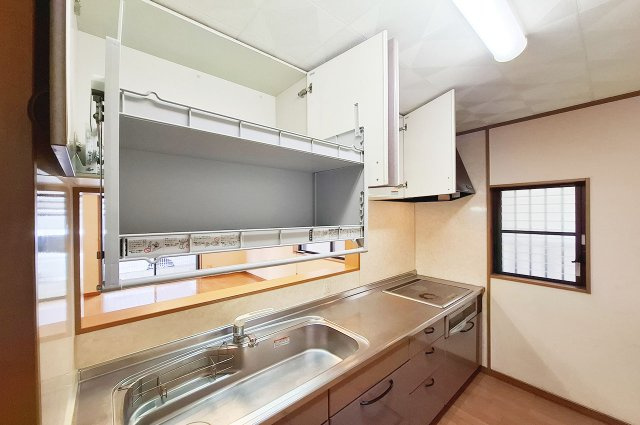 貝塚市窪田のキッチン|キッチン：吊戸棚付き。使用頻度の低い調理器具なども収納でき、キッチンまわりをすっきり保てます。