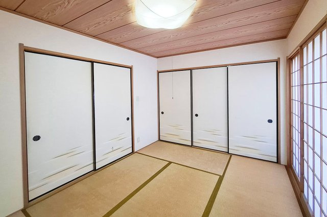 貝塚市窪田の和室|和室：整理整頓に便利な押入付きです。窓が2か所あり通風も良好です。