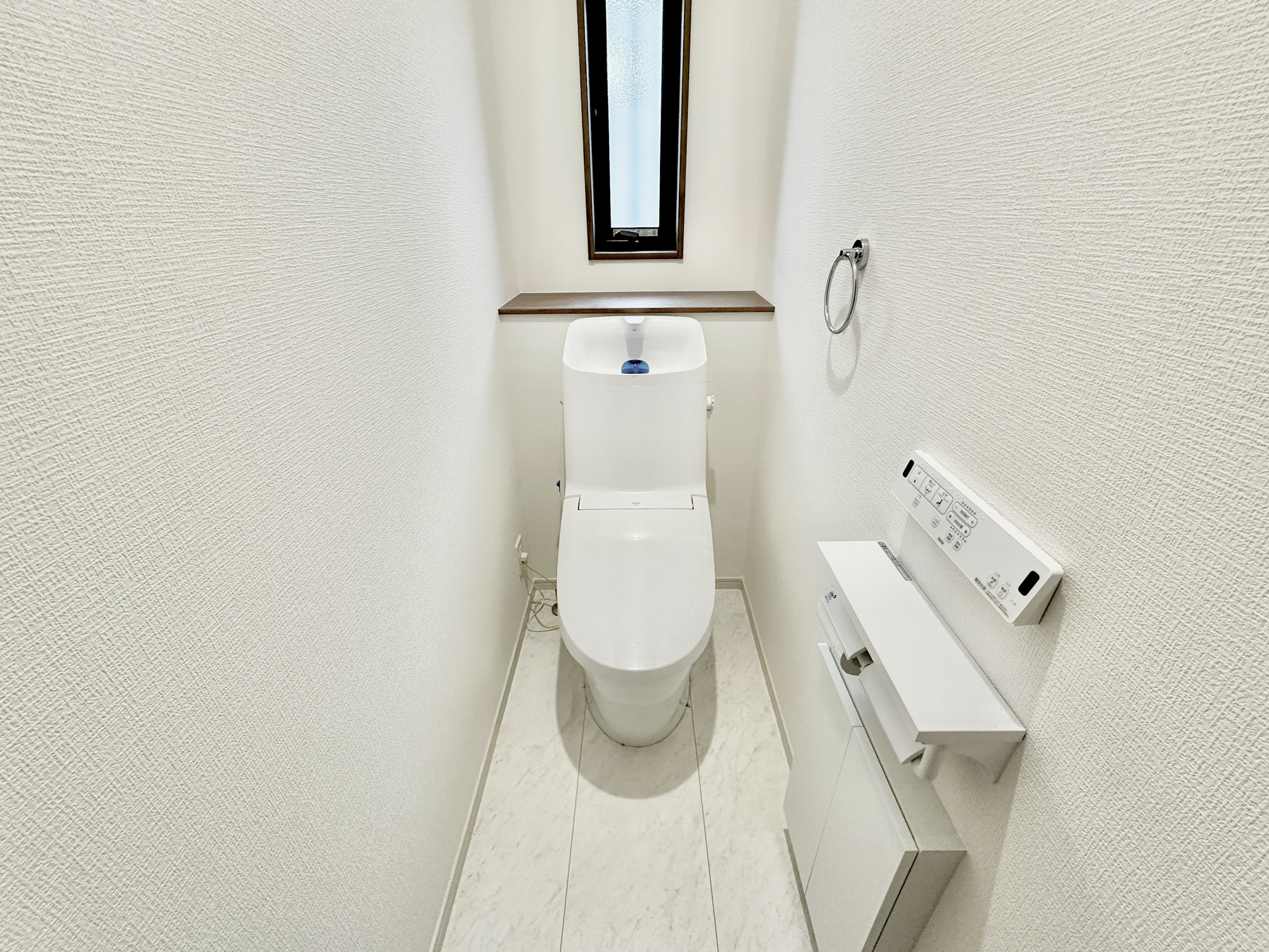 鹿沼市千渡　中古戸建のトイレ|節水型でエコなトイレには、今では当たり前の洗浄付き。便座を温める機能もついていて、居心地良くてトイレから出られなくなるかも！換気用に換気扇はもちろん、窓も着いているので常に快適ですね♪