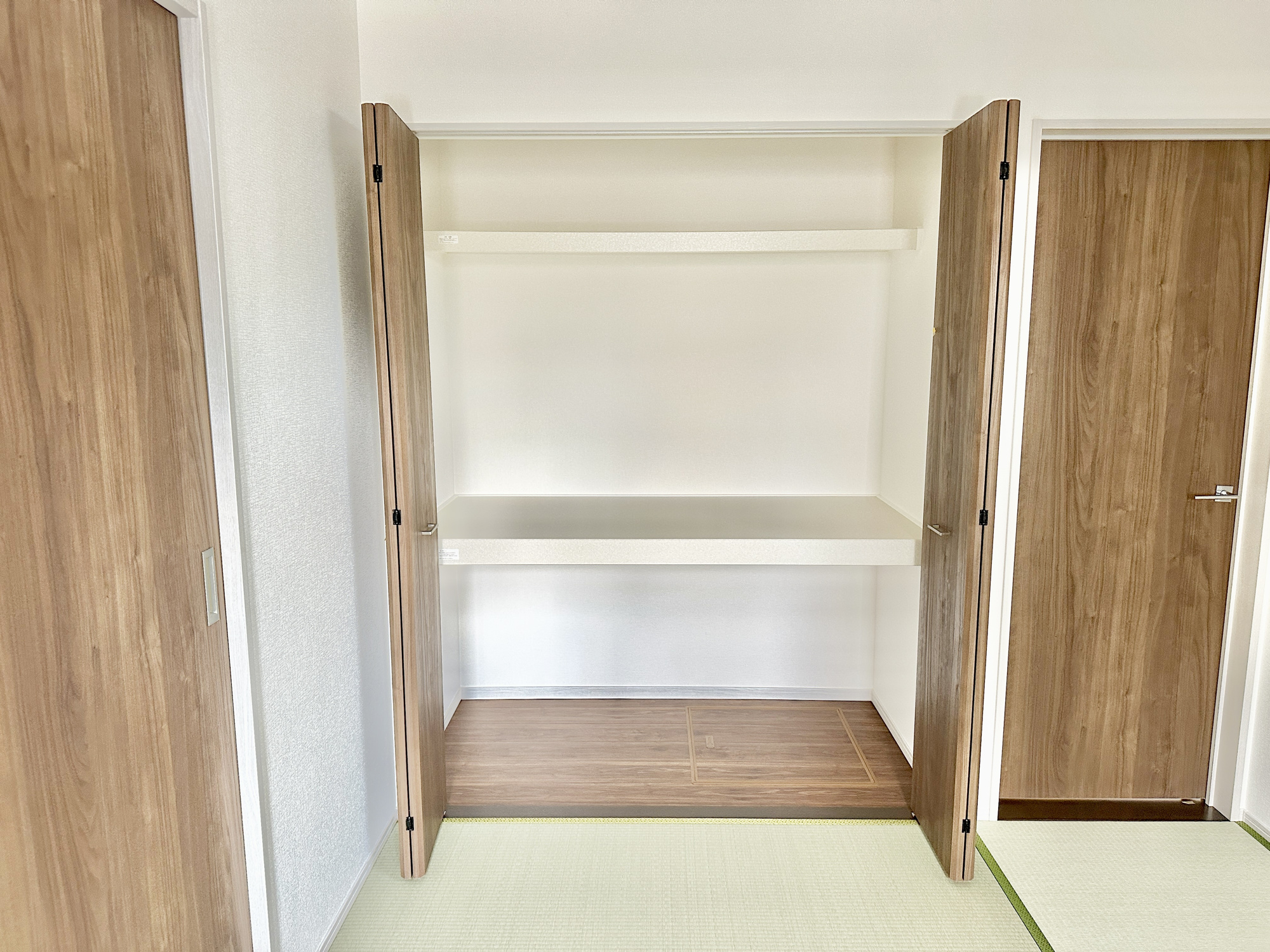 鹿沼市千渡　中古戸建の収納|枕棚・中段と分かれており、奥行きもしっかりあるため、収納力の高さが魅力。季節モノや来客用のお布団など、お子様のおもちゃなど収納でき、お部屋にスペースを生まれます。