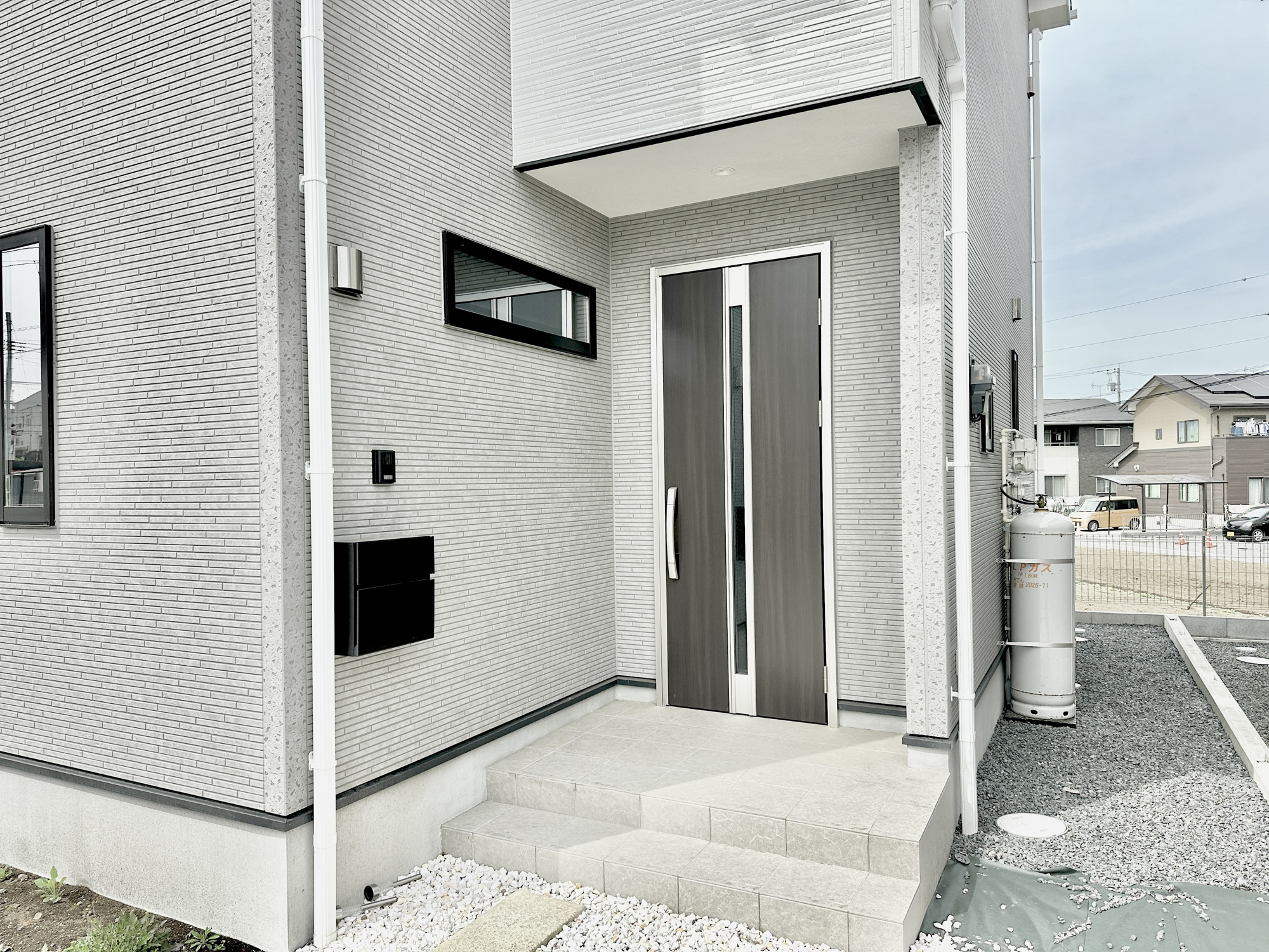 鹿沼市千渡　中古戸建の玄関|玄関上は屋根があるので雨の心配いらず♪