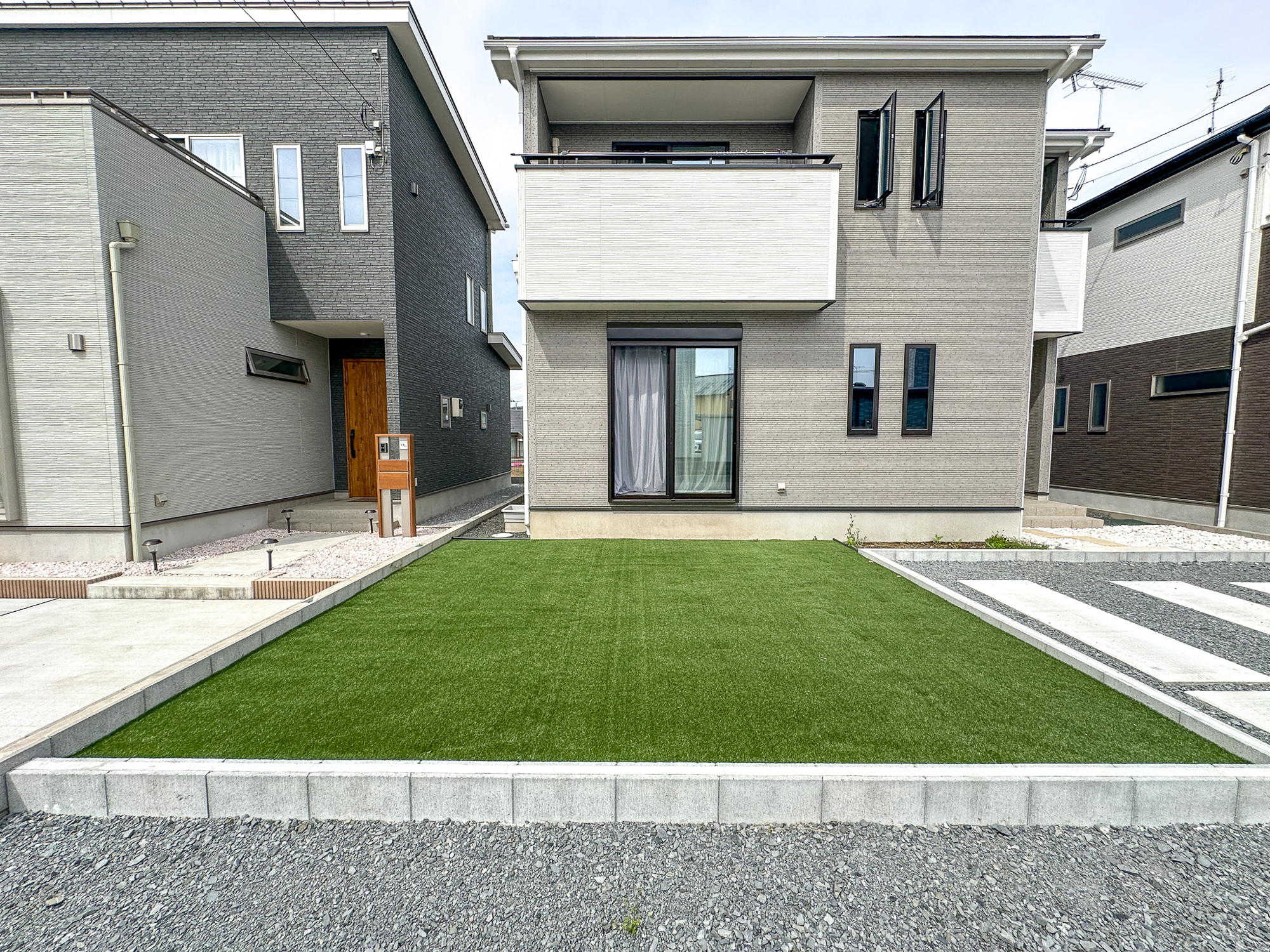 鹿沼市千渡　中古戸建の庭|鮮やかな緑が目をひく人工芝のお庭で夏はBBQやプールなども楽しめる♪