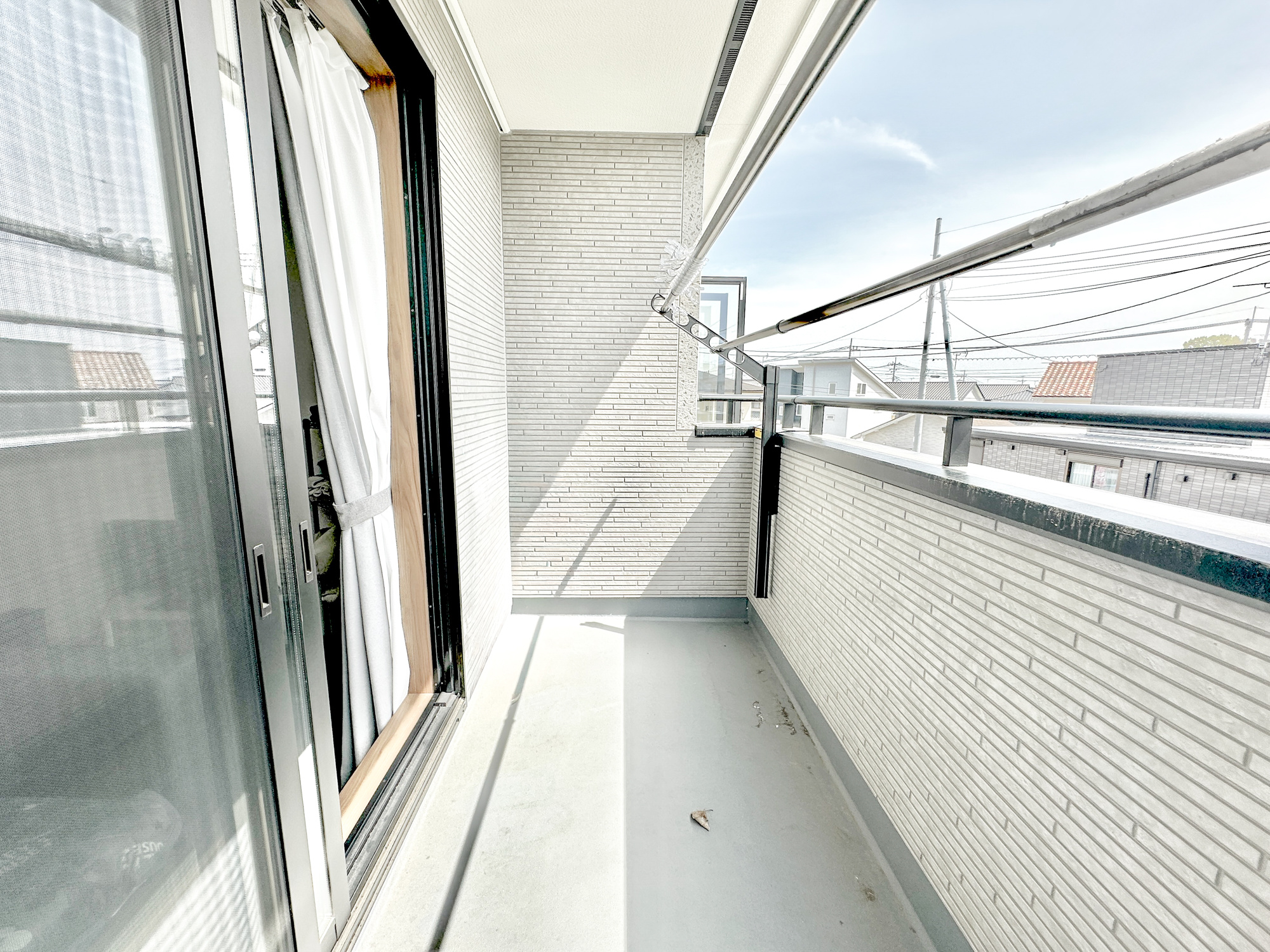 鹿沼市千渡　中古戸建のバルコニー|南向きで陽当りの良いバルコニーは、物干しセットを追加すれば、一度にたくさんのお洗濯物が干せるのが魅力！バルコニーは洗濯物を干すだけの場所じゃなく、家族のゆとりのある時間を演出するプライベート空間。