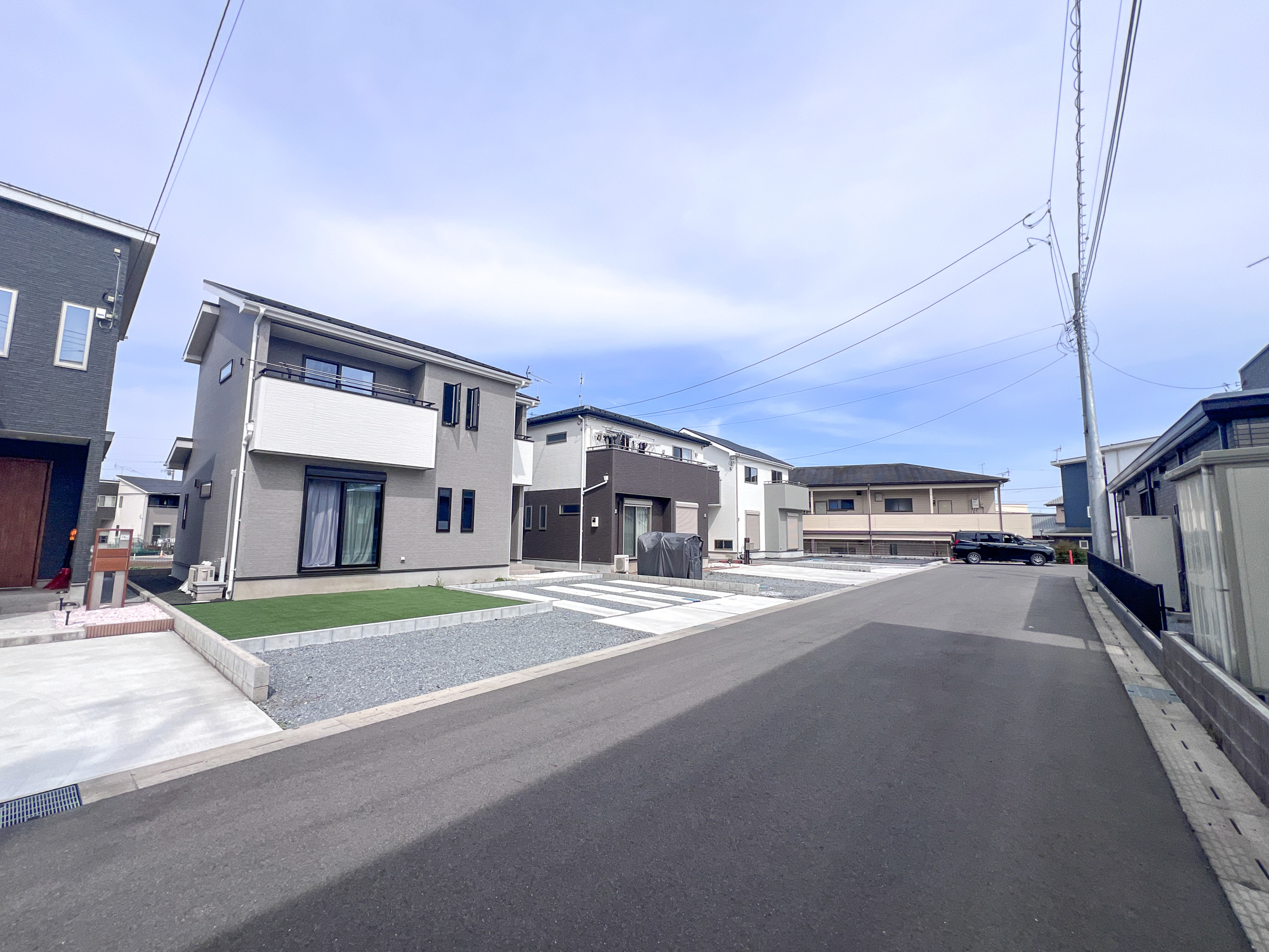 鹿沼市千渡　中古戸建の前面道路含む現地写真|閑静な住宅地で子育て家族にピッタリ。毎日のお散歩も快適な緑に恵まれたエリアで、自然に包まれた穏やかな暮らしを実現するための、ゆとりある住環境が整っています。