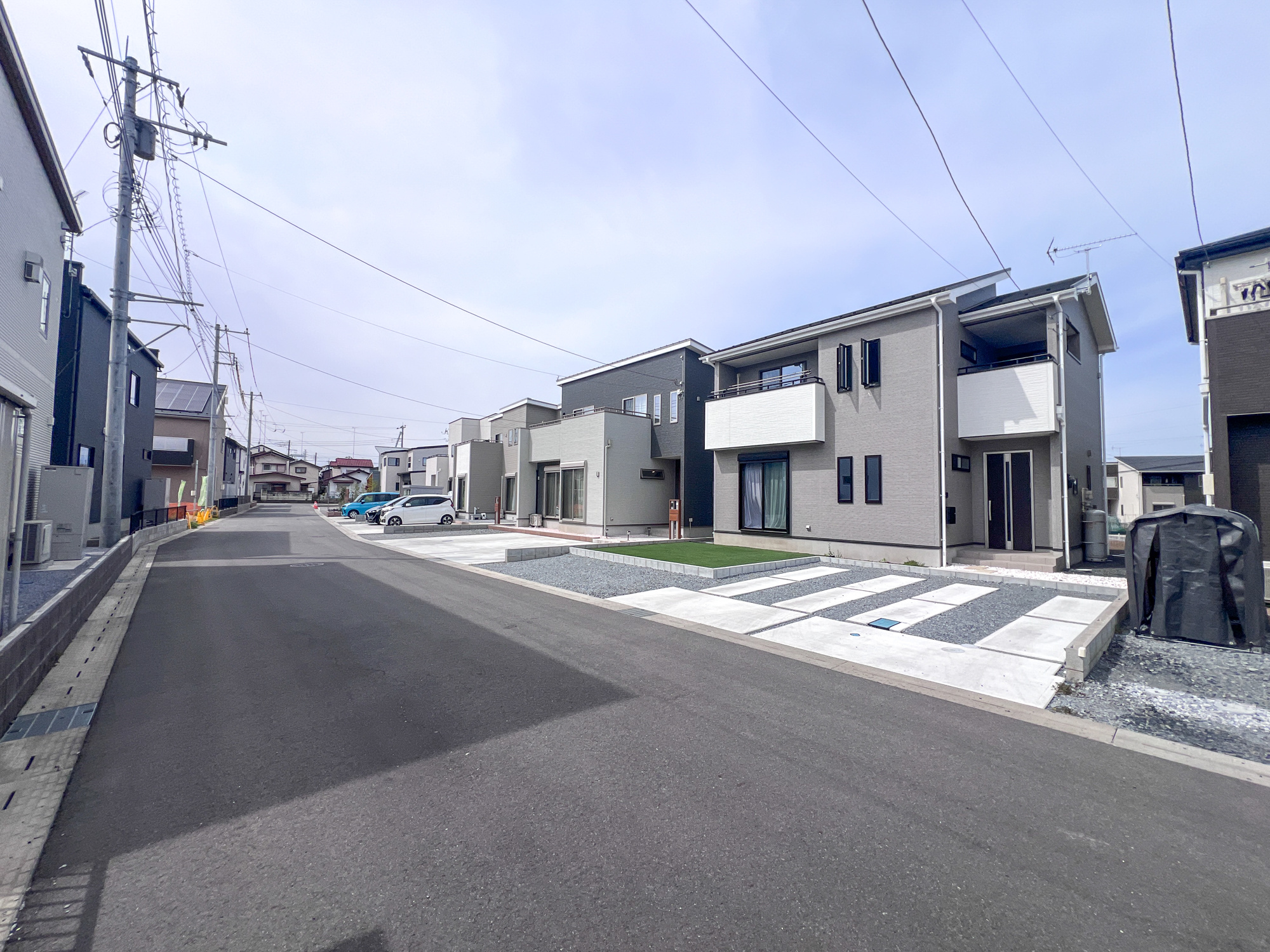 鹿沼市千渡　中古戸建の前面道路含む現地写真|低層の一戸建てを中心とした街並みが整然と続き、周辺は高い建物が建っていないので、採光や開放性に恵まれ、空が広く緑の多い閑静な趣を感じる環境です。