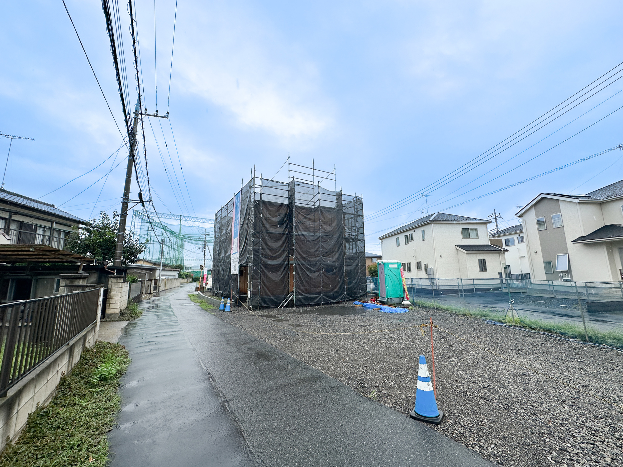 佐野市浅沼町の新築一戸建の前面道路含む現地写真|低層の一戸建てを中心とした街並みが整然と続き、周辺は高い建物が建っていないので、採光や開放性に恵まれ、空が広く緑の多い閑静な趣を感じる環境です。

