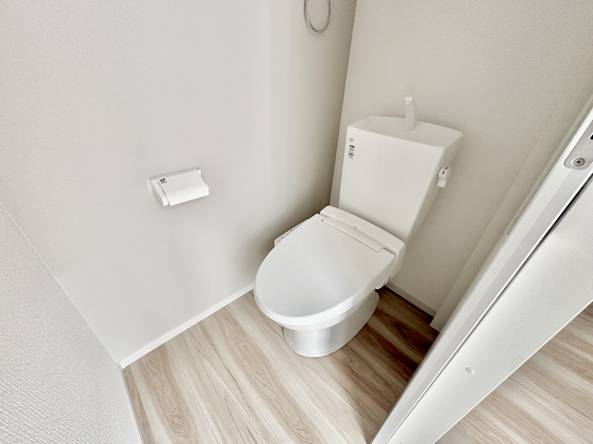 宇都宮市緑１１期　新築住宅全１棟のトイレ|節水型でエコなトイレには、今では当たり前の洗浄付き。便座を温める機能もついていて、居心地良くてトイレから出られなくなるかも！換気用に換気扇はもちろん、窓も着いているので常に快適ですね♪