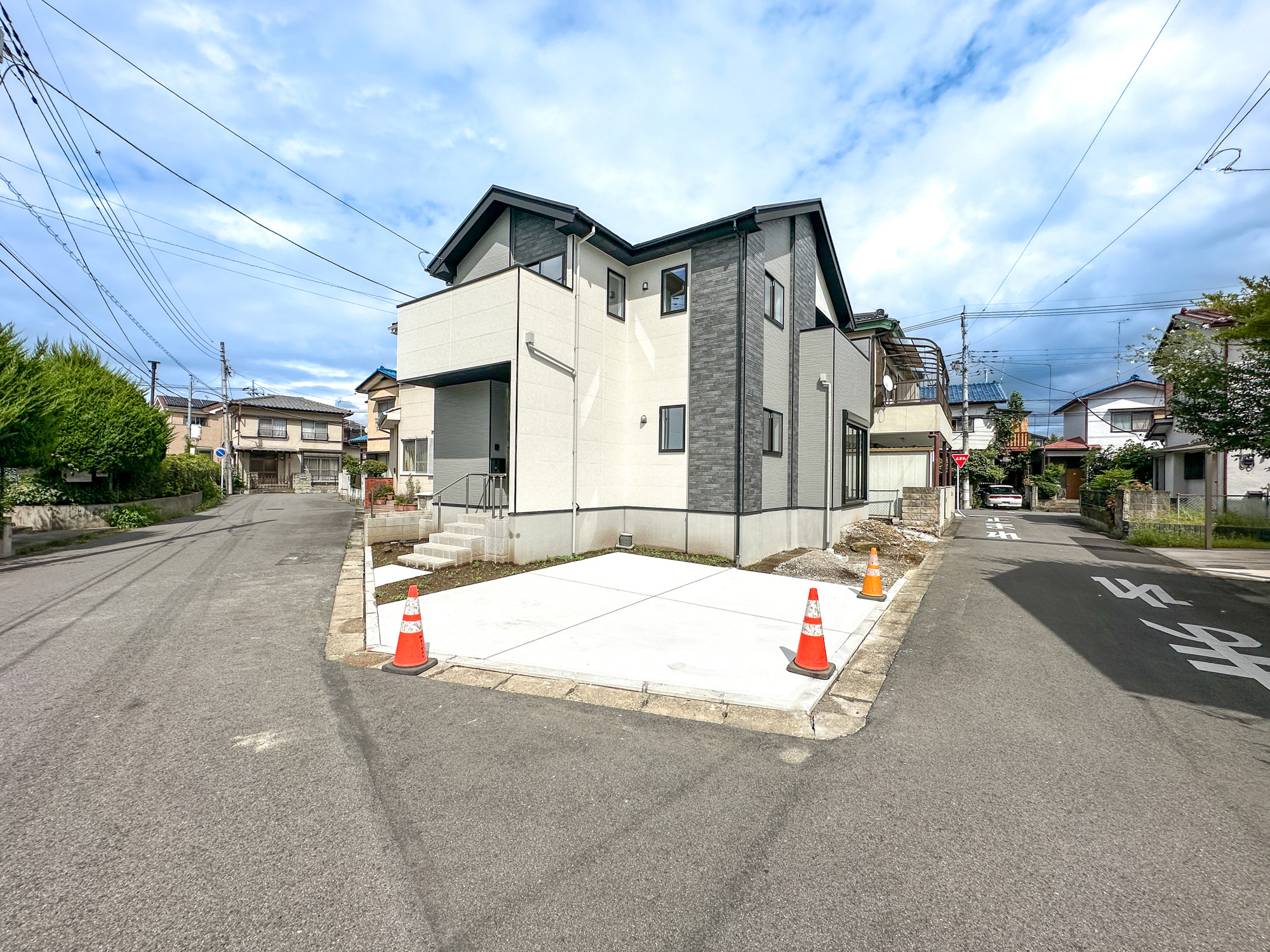 宇都宮市緑１１期　新築住宅全１棟の駐車場|車庫土間施工、駐車3台可能です(^^♪