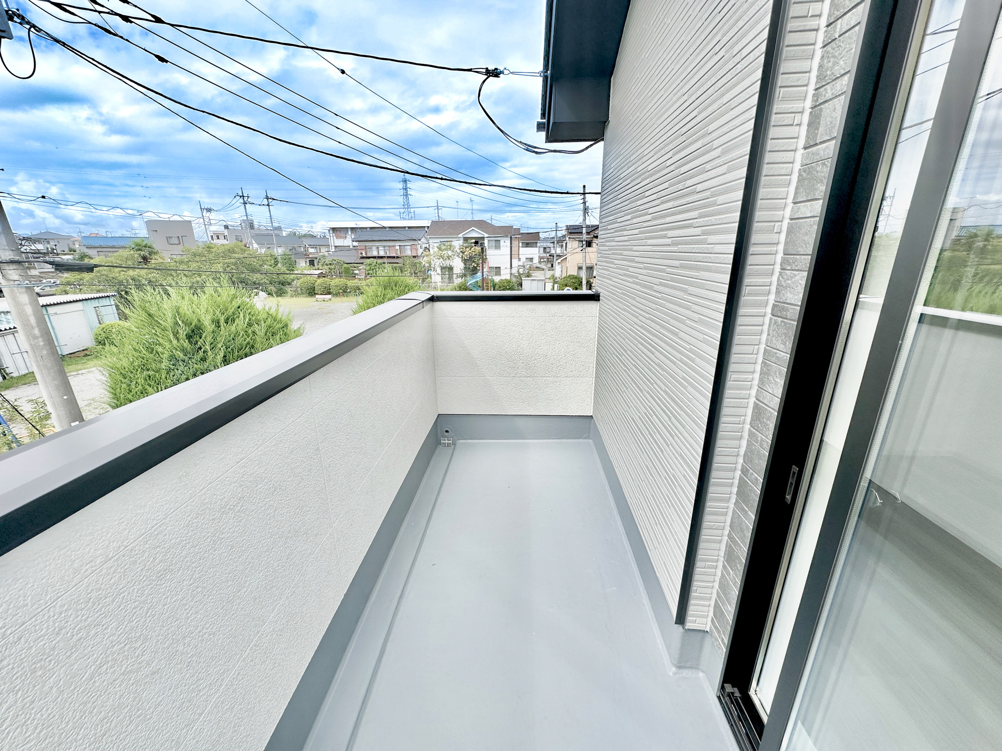 宇都宮市緑１１期　新築住宅全１棟のバルコニー|南向きで陽当りの良いバルコニーは、物干しセットを追加すれば、一度にたくさんのお洗濯物が干せるのが魅力！バルコニーは洗濯物を干すだけの場所じゃなく、家族のゆとりのある時間を演出するプライベート空間。