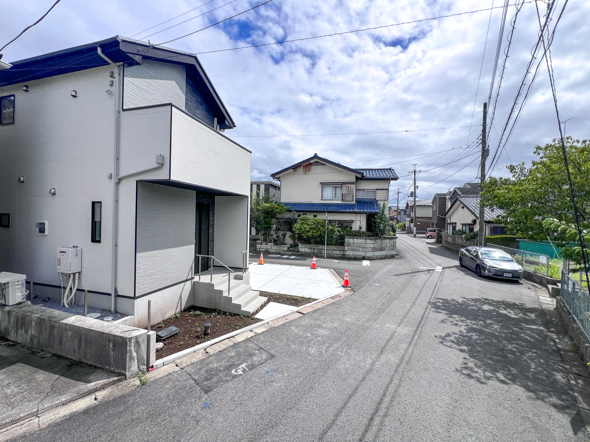 宇都宮市緑１１期　新築住宅全１棟の前面道路含む現地写真|低層の一戸建てを中心とした街並みが整然と続き、周辺は高い建物が建っていないので、採光や開放性に恵まれ、空が広く緑の多い閑静な趣を感じる環境です。