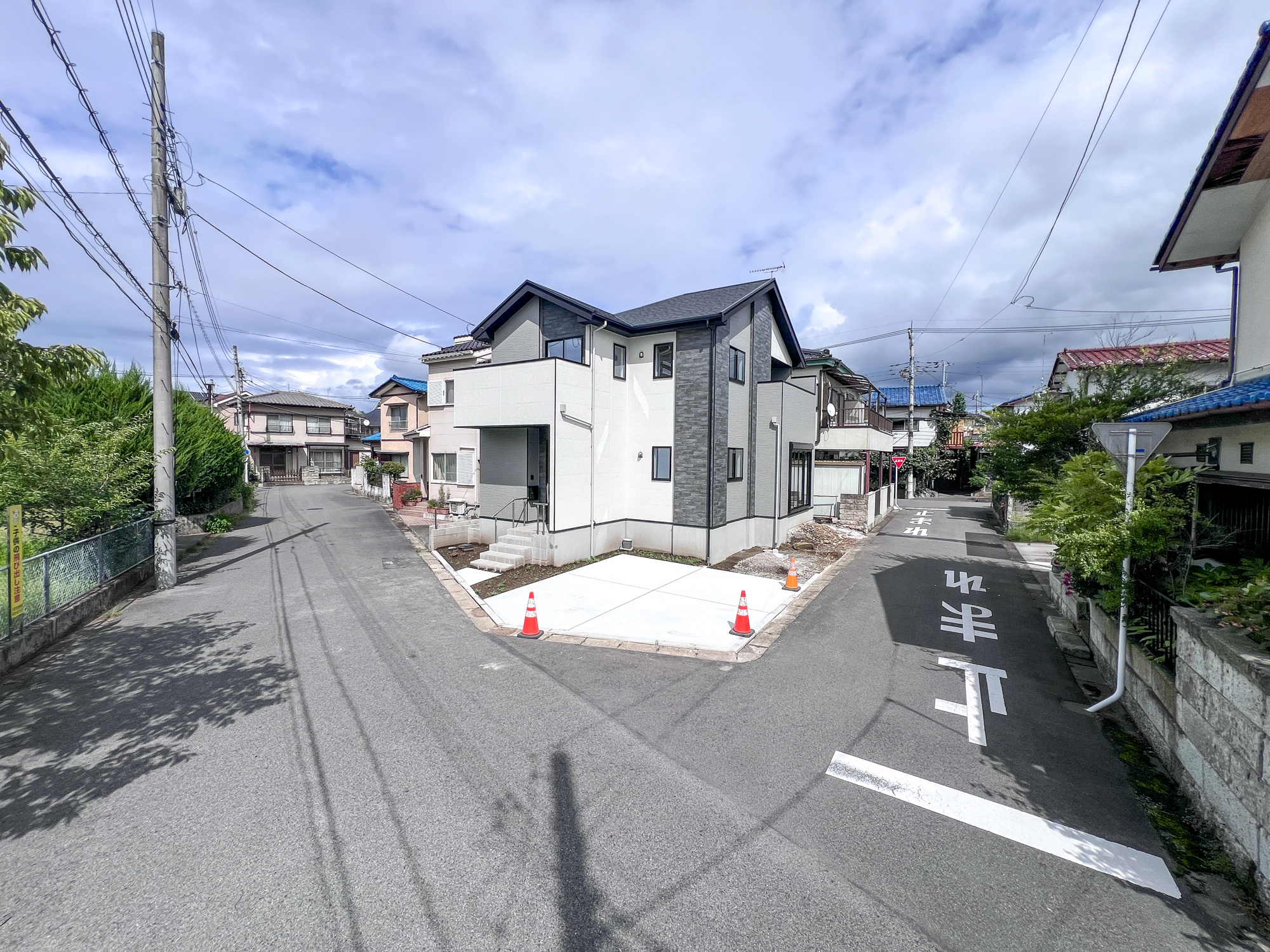 宇都宮市緑１１期　新築住宅全１棟の前面道路含む現地写真|前面道路は閑静な住宅地をはしる車通りの少ない道路。お車の出し入れが苦手なママや小さなお子様にも安心ですね。しっかり舗装もされているので、ベビーカーや自転車で通っても快適に通行できます。