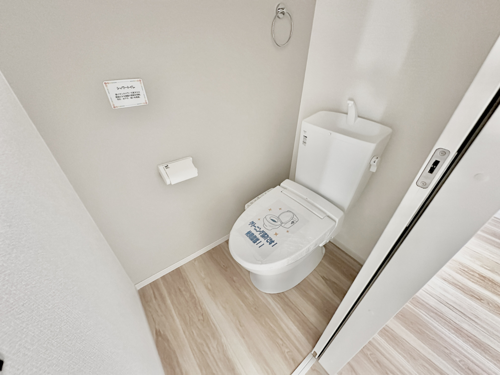 宇都宮市宝木本町１６期　新築住宅全１棟のトイレ|節水型でエコなトイレには、今では当たり前の洗浄付き。便座を温める機能もついていて、居心地良くてトイレから出られなくなるかも！換気用に換気扇はもちろん、窓も着いているので常に快適ですね♪