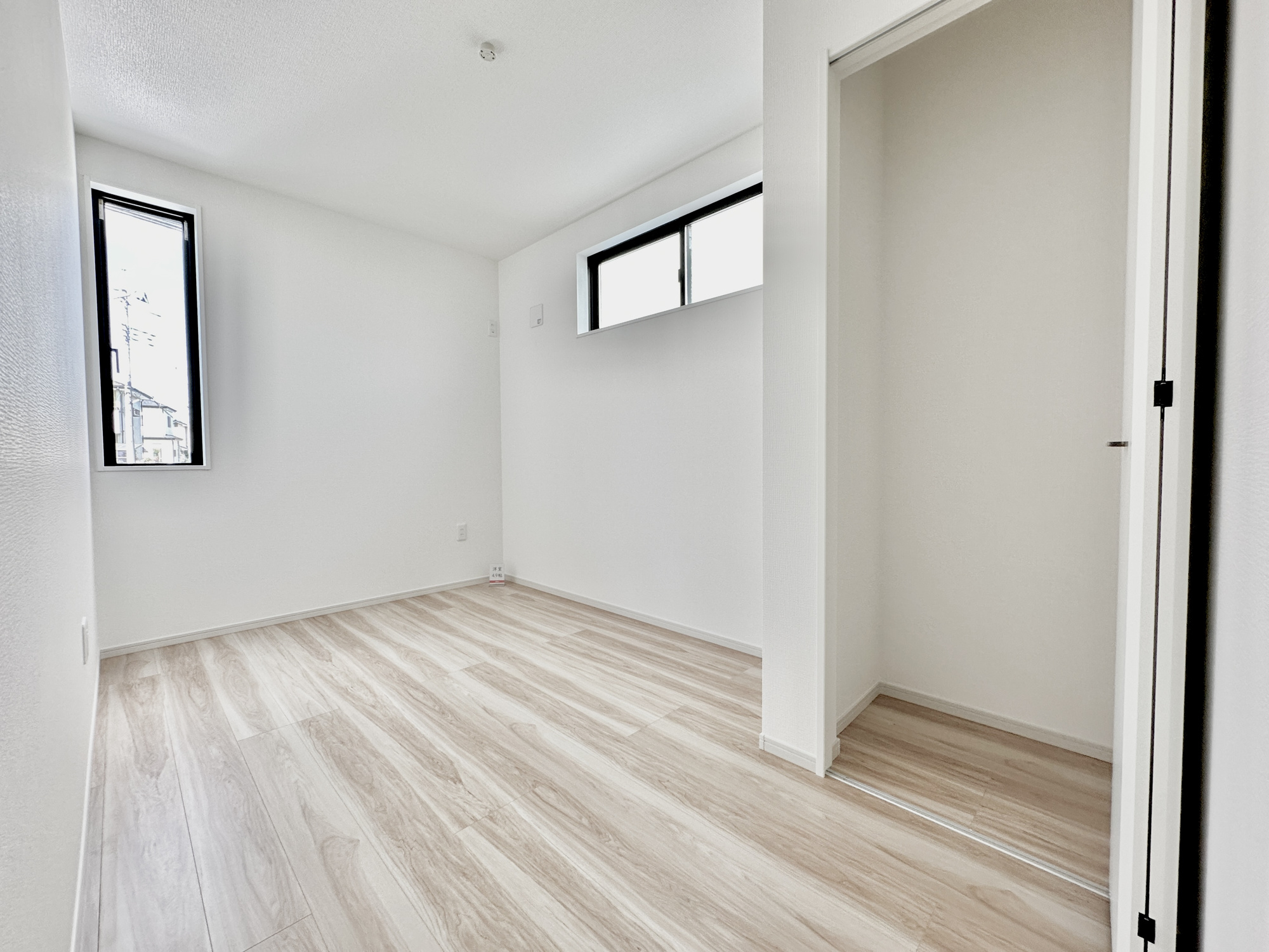 宇都宮市宝木本町１６期　新築住宅全１棟の子供部屋|広々とした居住空間は日々の暮らしを彩り、心のやすらぎと満足感を与えてくれます。通風と採光を考慮した設計は子供たちはのびのび育ち、家族でくつろぎと団らんを生み出します。