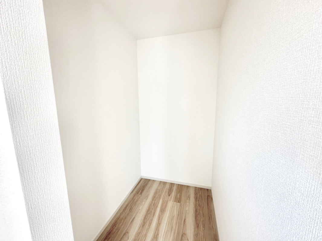 宇都宮市宝木本町１６期　新築住宅全１棟の収納|ウォークインクローゼットのある住まいで収納上手な生活を実現！衣類だけでなく、箱物や思い出の品もたっぷり収納できますので、整理整頓もスムーズに。居室空間をより広々と使えます！