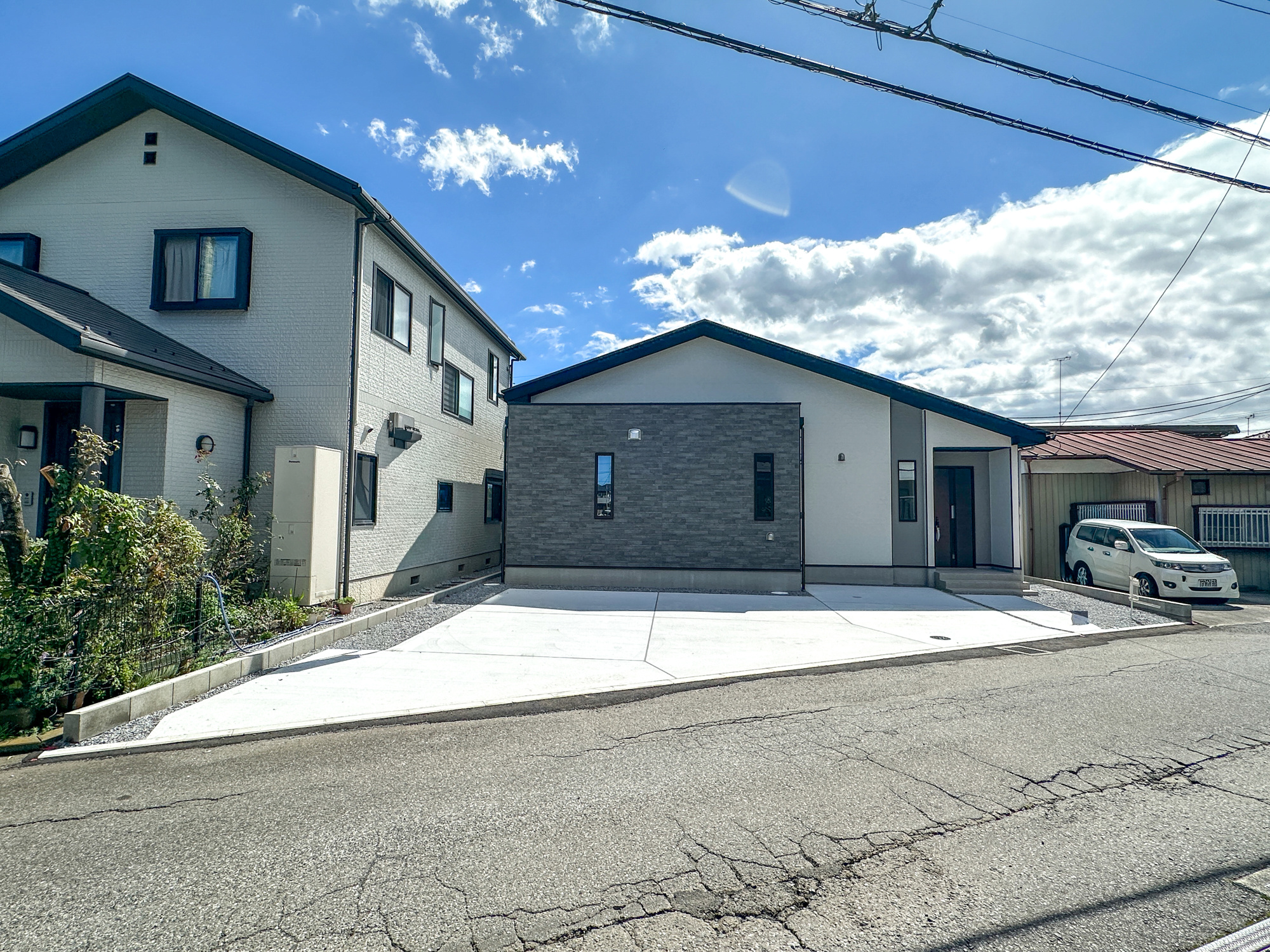 宇都宮市宝木本町１６期　新築住宅全１棟の駐車場|車庫土間施工、駐車3台可能です(^^♪
